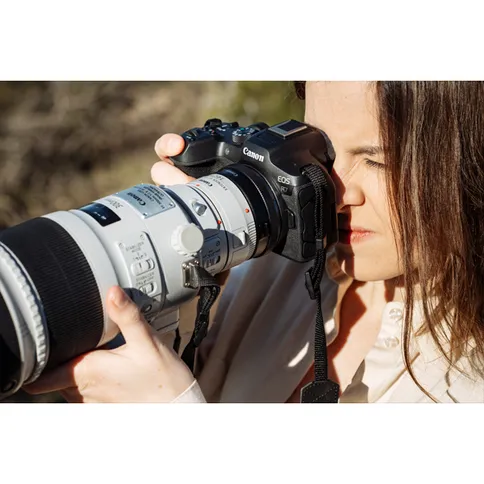 Canon-EOS-R7-lifestyle_4.jpg